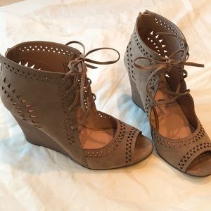 Lace up taupe wedges Sz 9
